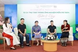 Hai trong số mười gia đình nhận hỗ trợ năm nay chia sẻ tại chương trình. (Ảnh: PV/Vietnam+)