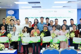 Trao quyết định 10 ca thụ tinh trong ống nghiệm miễn phí 100% cho các gia đình. (Ảnh: PV/Vietnam+)