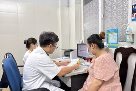 Nhiều phụ nữ mang thai được vận động, tuyên truyền đi kiểm tra sức khỏe định kỳ. (Ảnh: TTXVN phát)
