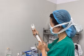 Bác sỹ của Bệnh viện Phụ sản-Nhi Đà Nẵng chuẩn bị thuốc để tiêm cho bệnh nhân. (Ảnh: PV/Vietnam+)