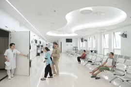 Nhân dịp đi vào hoạt động, bệnh viện phối hợp với tỉnh Ninh Bình triển khai chương trình khám sức khỏe miễn phí theo Nghị quyết 72 của Bộ Chính trị cho khoảng 5.000 người thuộc diện chính sách trên địa bàn tỉnh. (Ảnh: Minh Quyết/TTXVN) 