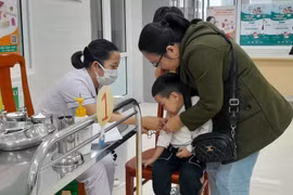 Phụ huynh đưa con đến tiêm vaccine phòng sởi tại Trung tâm Kiểm soát bệnh tật thành phố Đà Nẵng. (Ảnh: Văn Dũng/TTXVN)