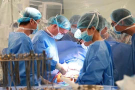 Các bác sỹ thực hiện ca phẫu thuật cho bệnh nhân. (Ảnh: PV/Vietnam+)