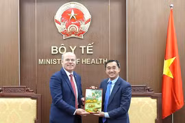 Thứ trưởng Bộ Y tế Trần Văn Thuấn tặng quà lưu niệm của Bộ Y tế đến Đại sứ James Nickel. (Ảnh: T.M)