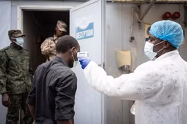 Nhân viên y tế kiểm tra thân nhiệt cho người dân để phát hiện các ca nhiễm virus Ebola tại Goma, Congo. (Ảnh: THX/TTXVN)
