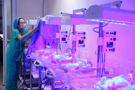 Điều dưỡng chăm sóc trẻ sơ sinh bệnh lý tại Trung tâm sơ sinh (Bệnh viện Phụ sản Trung ương). (Ảnh: Minh Quyết/TTXVN)