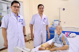 Bác sỹ theo dõi tình trạng sức khỏe của bệnh nhi sau ca phẫu thuật. (Ảnh: PV/Vietnam+)