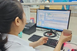 Các cơ sở đẩy mạnh công tác chuyển đổi số tạo thuận lợi cho người bệnh. (Ảnh: TTXVN/Vietnam+)