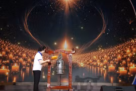 Bí thư Trung ương Đảng, Phó Thủ tướng Phạm Thị Thanh Trà thỉnh chuông tri ân những người chết não hiến tặng mô, tạng. (Ảnh: PV/Vietnam+)