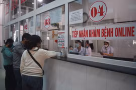 Người dân làm thủ tục khám chữa bệnh. (Ảnh: TTXVN/Vietnam+)