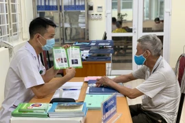 Bác sỹ khám, tư vấn cho người dân về bệnh lao. (Ảnh: PV/Vietnam+)