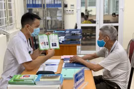 Bác sỹ khám, tư vấn cho người dân về bệnh lao. (Ảnh: PV/Vietnam+)