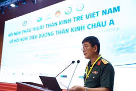 Đại tá, Phó giáo sư Nguyễn Thành Bắc - Phó giám đốc Bệnh viện Quân y 103 phát biểu tại Hội nghị. (Ảnh: PV/Vietnam+)