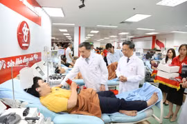 Thứ trưởng Bộ Y tế Trần Văn Thuấn thăm hỏi người hiến máu tình nguyện. (Ảnh: PV/Vietnam+)