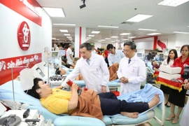 Thứ trưởng Bộ Y tế Trần Văn Thuấn thăm hỏi người hiến máu tình nguyện. (Ảnh: PV/Vietnam+)