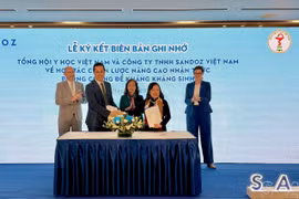 Tổng hội Y học Việt Nam ký kết thỏa thuận hợp tác cùng Sandoz để triển khai Chiến dịch nâng cao nhận thức về Đề kháng kháng sinh. (Ảnh: PV/Vietnam+)