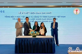 Tổng hội Y học Việt Nam ký kết thỏa thuận hợp tác cùng Sandoz để triển khai Chiến dịch nâng cao nhận thức về Đề kháng kháng sinh. (Ảnh: PV/Vietnam+)