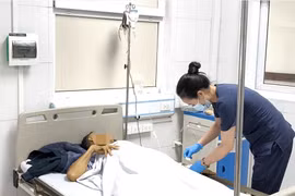 Nhân viên y tế theo dõi sức khỏe cho bệnh nhân xơ gan. (Ảnh: PV/Vietnam+)