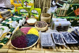 Nông sản vùng cao được quảng bá tại hội chợ. (Ảnh: Trịnh Huyền)