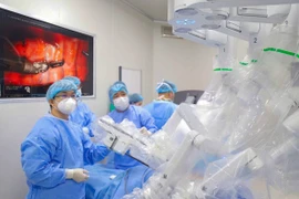 Các bác sỹ Bệnh viện K thực hiện một ca phẫu thuật bằng robot. (Ảnh: PV/Vietnam+)