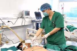 Các bác sỹ theo dõi sức khỏe cho bệnh nhân. (Ảnh: PV/Vietnam+)