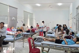 Các bệnh nhân nghi do ngộ độc thực phẩm đang được điều trị tại Trung tâm Y tế Ea H’Leo, tỉnh Đắk Lắk. (Ảnh: TTXVN phát)