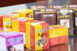 Công an tỉnh Thanh Hóa thông tin triệt phá đường dây sản xuất, buôn bán thuốc tân dược giả quy mô toàn quốc. (Ảnh: TTXVN)