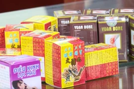 Công an tỉnh Thanh Hóa thông tin triệt phá đường dây sản xuất, buôn bán thuốc tân dược giả quy mô toàn quốc. (Ảnh: TTXVN)