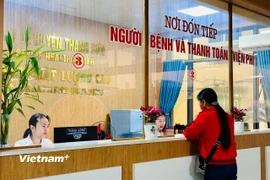 Người dân đến khám bệnh tại một trung tâm y tế huyện. (Ảnh: T.G/Vietnam+)