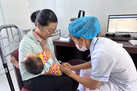 Tiêm chủng cho trẻ nhỏ. (Ảnh: T.G/Vietnam+)