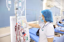 Nhân viên y tế theo dõi sức khỏe cho bệnh nhân. (Ảnh: PV/Vietnam+)