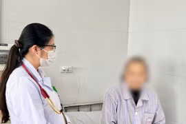 Bà L. đang điều trị tại Bệnh viện Bệnh Nhiệt đới Trung ương. (Ảnh: PV/Vietnam+)