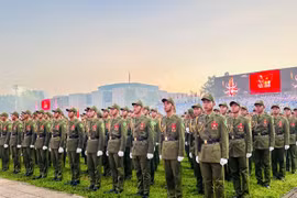 Trong ánh sáng ban mai, rạng ngời gương mặt của những chiến sỹ quân đội, công an và đại diện các tầng lớp nhân dân. (Ảnh: Thùy Giang/Vietnam+)