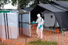 Khu vực cách ly và điều trị bệnh nhân nhiễm virus Ebola tại Mubende, Uganda. (Ảnh: THX/TTXVN)