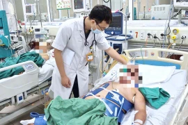 Bác sỹ thăm khám cho bệnh nhân. (Ảnh: PV/Vietnam+)