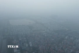 Thủ đô Hà Nội chìm trong bụi mịn và sương mù. (Ảnh: Phan Phương/TTXVN)