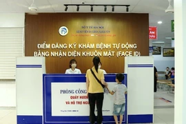 Điểm đăng ký khám bệnh tự động bằng nhận diện khuôn mặt tại Bệnh viện Xanh Pôn. (Ảnh: PV/Vietnam+)