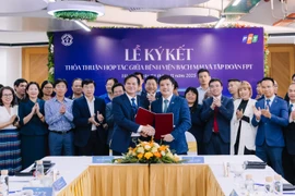 Đại diện hai bên ký kết hợp tác. (Ảnh: PV/Vietnam+)