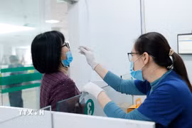 Khu vực xét nghiệm và test cúm cho bệnh nhân. (Ảnh: Minh Quyết/TTXVN) 
