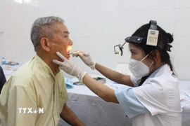 Người cao tuổi tại Hà Nội được kiểm tra tổng quát tai, mũi, họng. (Ảnh: Nguyễn Thắng/TTXVN)