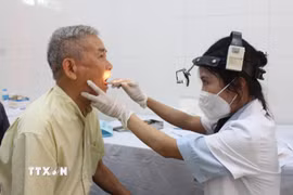 Người cao tuổi được kiểm tra tổng quát tai, mũi, họng. (Ảnh: TTXVN/vietnam+)