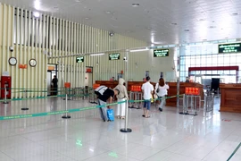 Khách du lịch được phân luồng, kiểm soát chặt chẽ khi xuất nhập cảnh qua cửa khẩu quốc tế Hữu Nghị, tỉnh Lạng Sơn. (Ảnh: Văn Đạt/TTXVN)