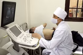 Bác sỹ khám bệnh, siêu âm cho người dân. (Ảnh: TTXVN/Vietnam+)