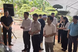 Đoàn công tác đã đến từng gia đình để thắp hương, chia buồn và hỗ trợ các gia đình vượt qua mất mát đau thương. (Ảnh: PV/Vietnam+)