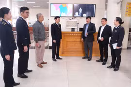 Đoàn công tác trao đổi và chỉ đạo công tác chuyên môn tại cửa khẩu Quốc tế Móng Cái, tỉnh Quảng Ninh. (Ảnh: PV/Vietnam+)