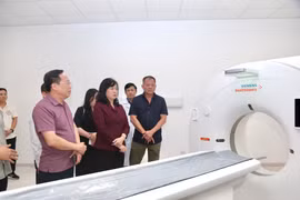 Bộ trưởng Bộ Y tế kiểm tra công tác chuẩn bị tại Bệnh viện Hữu nghị Việt Đức cơ sở Ninh Bình. (Ảnh: PV/Vietnam+)