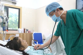 Bác sỹ theo dõi tình trạng sức khỏe cho bệnh nhân sau ca ghép. (Ảnh: PV/Vietnam+)