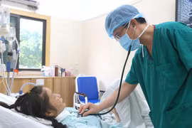 Theo dõi sức khỏe cho bệnh nhân. (Ảnh: PV/Vietnam+)