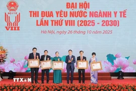 Phó Thủ tướng Lê Thành Long trao Huân chương Lao động cho 5 tập thể thuộc Bộ Y tế. (Ảnh: Minh Quyết/TTXVN)