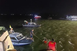 Lực lượng chức năng tích cực tìm kiếm các nạn nhân mất tích. (Ảnh: Thanh Vân/TTXVN)